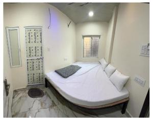 乌贾因Winter Hotel at Ujjain的房间里有一张床的小卧室 更多12张照片