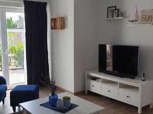TV a/nebo společenská místnost v ubytování Holiday apartment on the Lindenallee