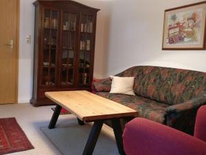 - un salon avec un canapé et une table basse dans l'établissement Ahlers holiday apartment, à Schneverdingen