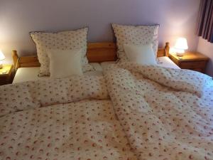 - un lit avec 2 oreillers et une couverture dans l'établissement Ahlers holiday apartment, à Schneverdingen