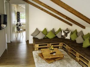 ボルシュターラングにあるNice apartment in Bolsterlangのリビングルーム(緑と白の枕が備わるソファ付)
