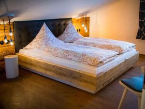 ein großes Bett mit weißer Bettwäsche und Kissen darauf in der Unterkunft Nice apartment in Bolsterlang in Bolsterlang