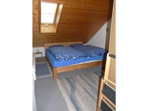1 dormitorio pequeño con 1 cama en una habitación en Holiday apartment Biermann, en Schluchsee