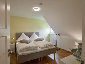 un letto con cuscini sopra di Holiday home Altes Zollhaus No 19 a Höfen