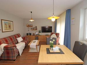 - un salon avec un canapé et une table dans l'établissement Apartment in Ostseebad Ahrenshoop, à Wustrow