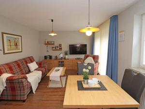 una sala de estar con un sofá y una mesa en Apartment in Ostseebad Ahrenshoop, en Wustrow