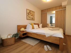 Un dormitorio con una cama grande y un espejo. en Apartment in Ostseebad Ahrenshoop, en Wustrow