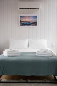 Una cama con toallas encima. en Starry Night Farmstay, en Forbes