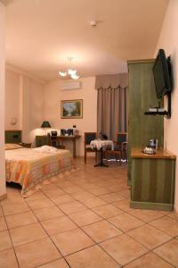 Μια τηλεόραση ή/και κέντρο ψυχαγωγίας στο Hotel Plaza