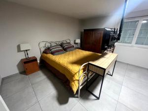 1 dormitorio con 1 cama y TV. en La Douceur de Vivre au Bord de la Loire, en Chalonnes-sur-Loire