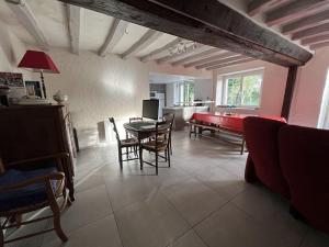 sala de estar con sofá rojo y mesa en La Douceur de Vivre au Bord de la Loire, en Chalonnes-sur-Loire