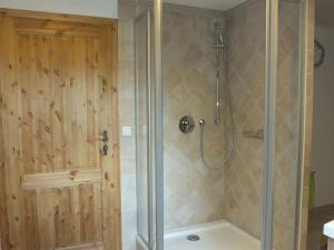 La salle de bains est pourvue d'une douche avec une porte en verre. dans l'établissement Holiday home Haus Adlerblick Bristow, à Bristow