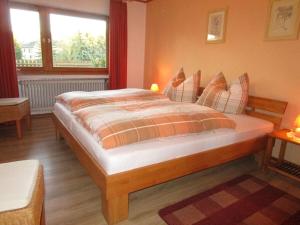 ein Schlafzimmer mit einem großen Bett in einem Zimmer in der Unterkunft Holiday apartment Anita Wald in Bad Münstereifel