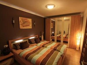 1 dormitorio con 1 cama grande en una habitación en Lively apartment in Mönchsroth, 