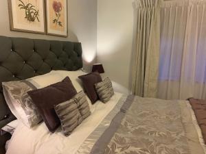 Una cama o camas en una habitación de Drimnatorran Farm Lodge