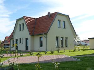 une grande maison blanche avec un toit rouge dans l'établissement Holiday home in Wietzendorf in the L neburg Heath with a view of the countryside, à Wietzendorf