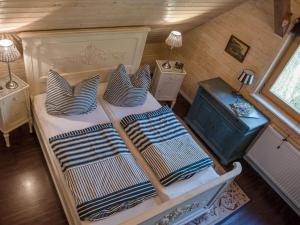 2 łóżka z poduszkami w pokoju w obiekcie Forest view in the old forest office w mieście Altenbeken