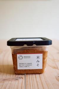 um frasco de manteiga de amendoim com uma tampa preta em cima em Aoyado - Tottori Aoya em Tottori