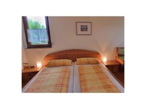 um quarto com 2 camas e uma janela em House Schwarzwaldblick Ettenheim em Ettenheim