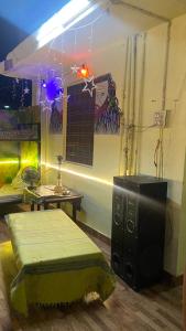Cette chambre comprend un lit, une table et un canapé. dans l'établissement Ganga Vardan hotel, à Rishikesh