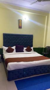 Un ou plusieurs lits dans un hébergement de l'établissement Ganga Vardan hotel