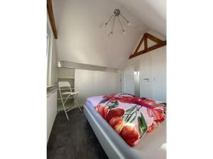 1 dormitorio con 1 cama con un edredón colorido en Holiday apartment feel-good time, en Markdorf
