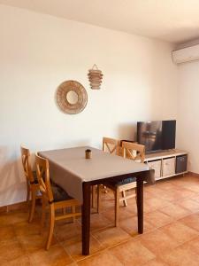 Telewizja i/lub zestaw kina domowego w obiekcie Punta di Mare, appartements comme sur un bateau