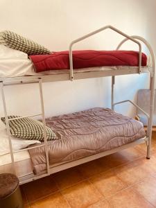 - deux lits superposés dans une chambre dans l'établissement Punta di Mare, appartements comme sur un bateau, à Linguizzetta