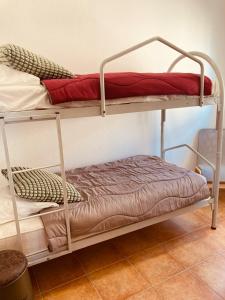 kilka łóżek piętrowych w pokoju w obiekcie Punta di Mare, appartements comme sur un bateau w mieście Linguizzetta +27 zdjęć