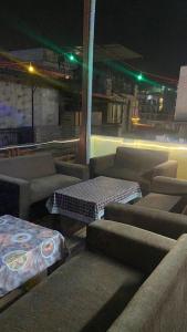 une chambre avec des canapés et des tables sur un bateau la nuit dans l'établissement Ganga Vardan hotel, à Rishikesh