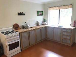 a kitchen with a white stove and a window at The Sanctuary Stanthorpe in Amiens