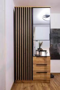 Una cómoda con un espejo en una habitación. en Blackwood Haven: Modern Escape, en Zagreb