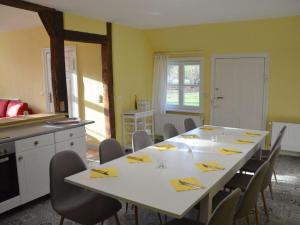 comedor con mesa blanca y sillas en Holiday home Deichkind on the Elbe dike, en Mödlich