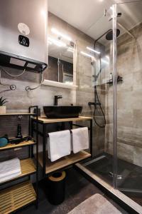 un baño con lavabo y ducha en Blackwood Haven: Modern Escape, en Zagreb