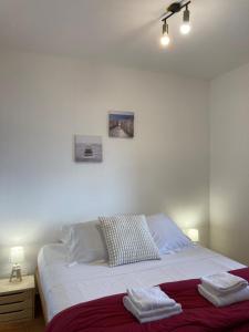 Łóżko lub łóżka w pokoju w obiekcie Punta di Mare, appartements comme sur un bateau
