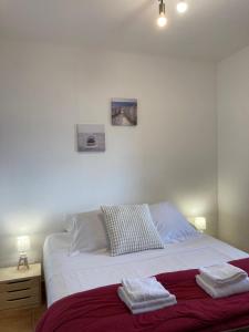 Łóżko lub łóżka w pokoju w obiekcie Punta di Mare, appartements comme sur un bateau