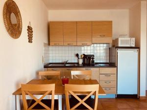 Kuchnia lub aneks kuchenny w obiekcie Punta di Mare, appartements comme sur un bateau