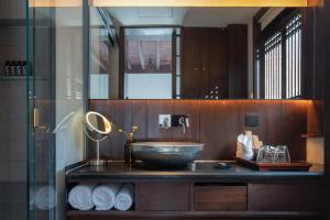 麗江的住宿－丽江古城安隅酒店，一间带碗水槽和镜子的浴室