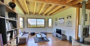 uma sala de estar com um sofá e uma lareira em Belle maison vue mer 5min de plage em Plouarzel