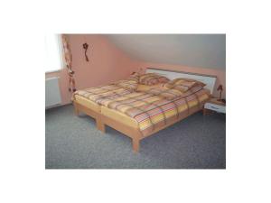 een slaapkamer met een bed in een kamer bij Holiday apartment Fink in Günzburg