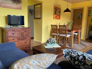 Μια τηλεόραση ή/και κέντρο ψυχαγωγίας στο Holiday home lake view - formerly TUI Ferienhaus