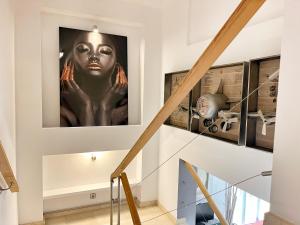 un escalier avec une photo d'une femme noire sur le mur dans l'établissement Ojen Penthouse, à Ojén