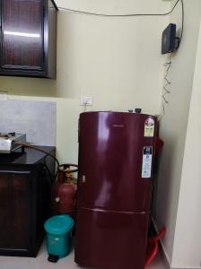 uma cozinha com um frigorífico castanho num quarto em 1 BHK Flat in Kochi 904 em Cochin