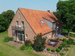 een luchtzicht op een huis met een oranje dak bij Holiday apartment Aufderhaar in Ostbevern