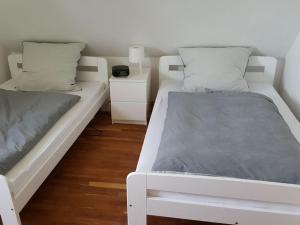 - deux lits assis l'un à côté de l'autre dans une pièce dans l'établissement Holiday apartment Aufderhaar, à Ostbevern