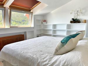 - une chambre avec un lit et un oreiller dans l'établissement Ojen Penthouse, à Ojén