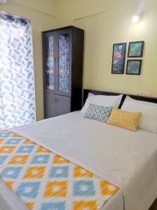 Cama ou camas em um quarto em 1 BHK Flat in Kochi 904