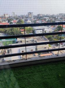 vista sulla città dalla parte superiore di un edificio di 1 BHK Flat in Kochi 904 a Cochin