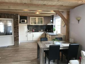eine Küche und ein Esszimmer mit einem Tisch und Stühlen in der Unterkunft Holiday apartment Utholm in Tönning