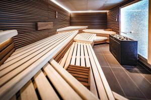 eine leere Sauna mit Bänken und einem Fenster in der Unterkunft Apartments in the MAREM RITZ Yachthafen Resort Waren an der M ritz in Waren (Müritz)